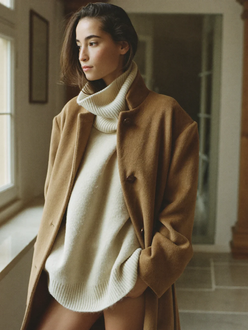 Silhouette hiver — manteau camel et cachemire